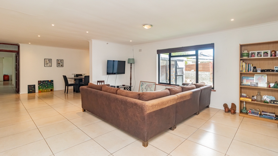 5 Bedroom Property for Sale in Sunnydale Western Cape